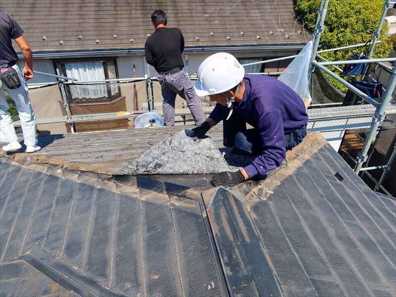 屋根を葺き替えるので、作業をする場所ごとに屋根をはがしていきます。